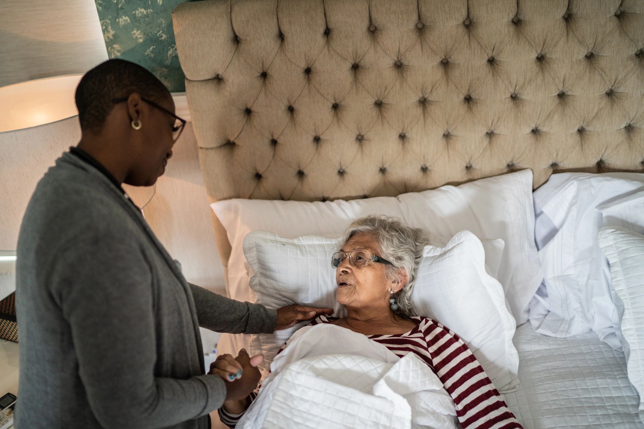 A Caregiver’s Guide to Choosing the Right Incontinence Product for Seniors